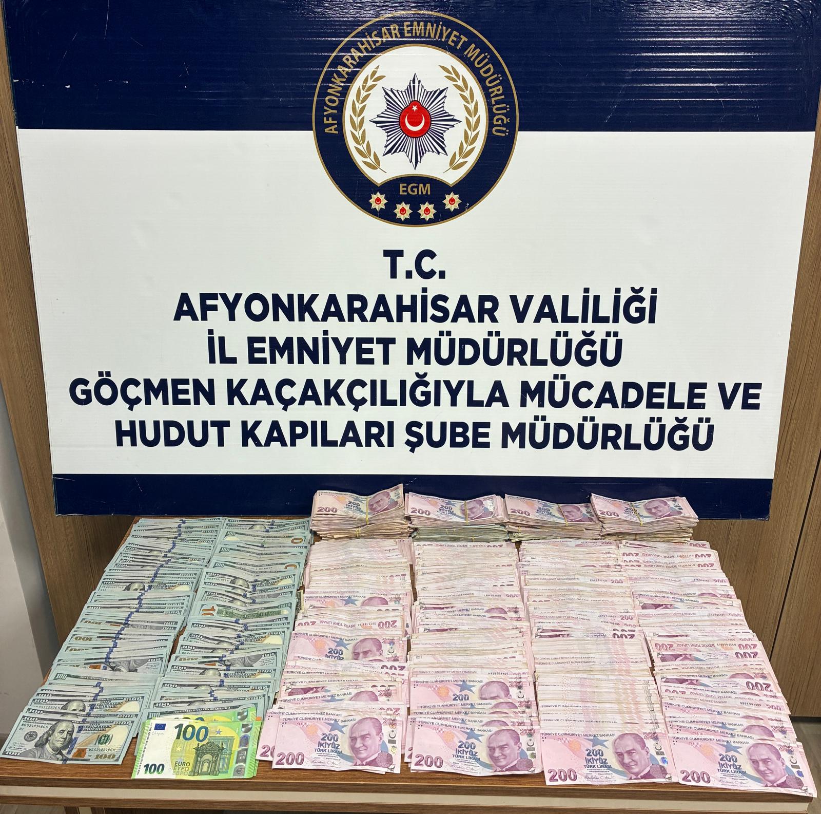 Afyonkarahisar’da Kaçakçılık Operasyonu: Yüklü Miktarda Para ve Elektronik Eşya Ele Geçirildi