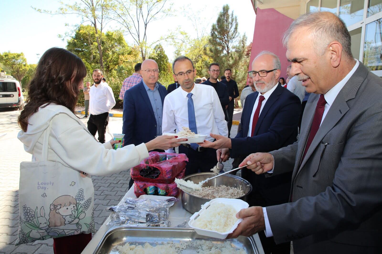 Turizm Fakültesi, Yeni Akademik Yıla Öğrencilere Tavuklu Pilav İkram Ederek Başladı