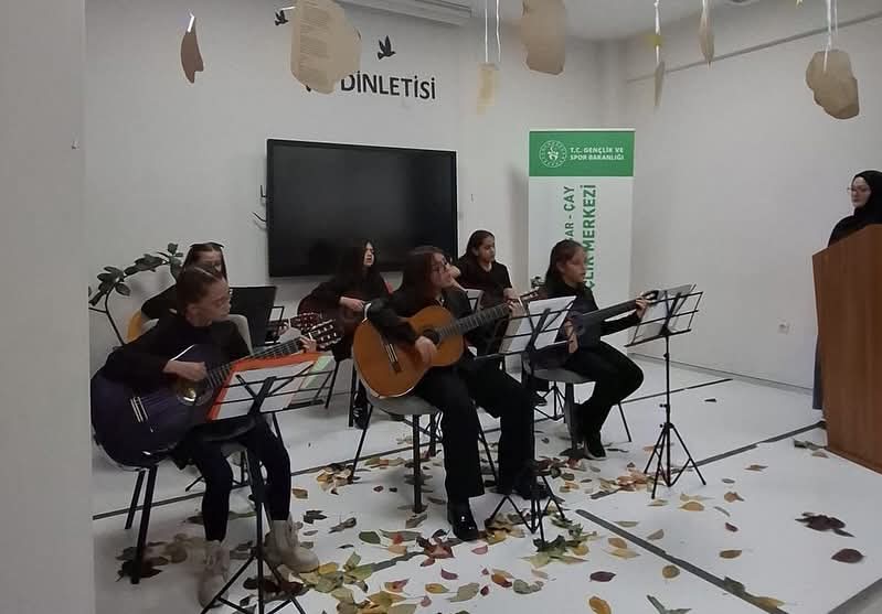 Çay Gençlik Merkezinde Şiir ve Müzik Dolu Unutulmaz Bir Gece