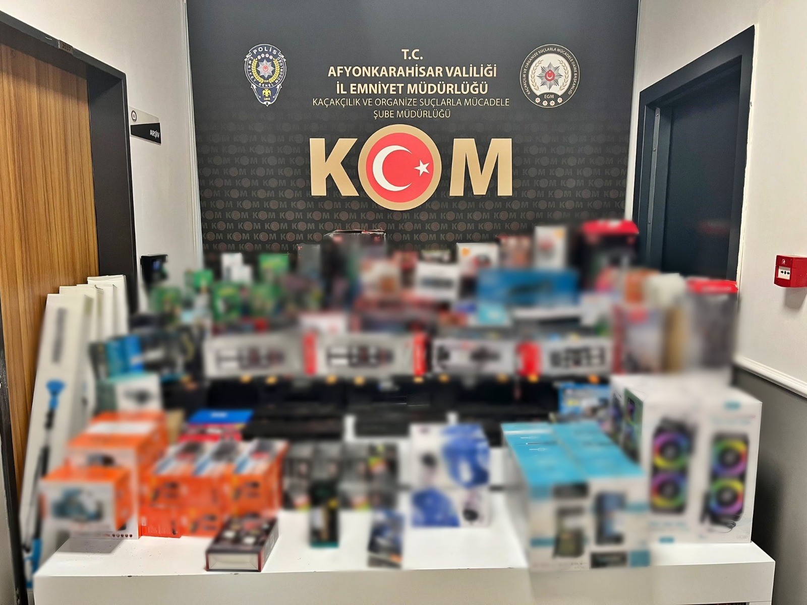 Afyonkarahisar da Kaçakçılık Operasyonu Çok Sayıda Elektronik Eşya Ele Geçirildi