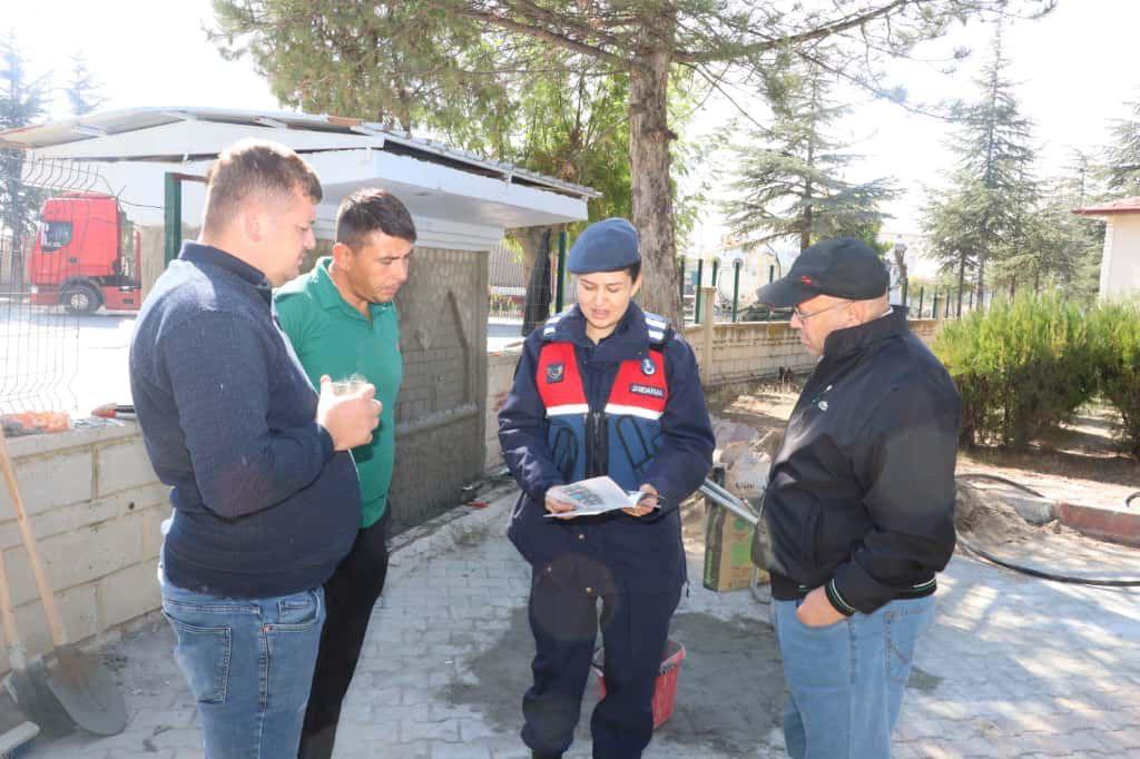 Jandarmadan Susuz Beldesinde KADES ve Kadına Şiddet Farkındalığı Eğitimi